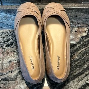 Ataiwee Tan Flats with Criss Cross Design (Size 9.5)